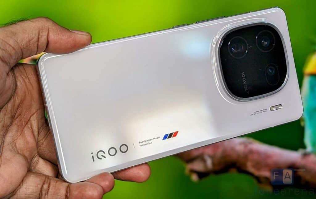 Samsung Galaxy Maze vs. iQOO 12: ¡16 GB de RAM, batería de 7600 mAh!