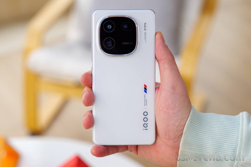 Google Pixel 8a vs. iQOO 12: 16 GB de RAM, cámaras de 64MP.